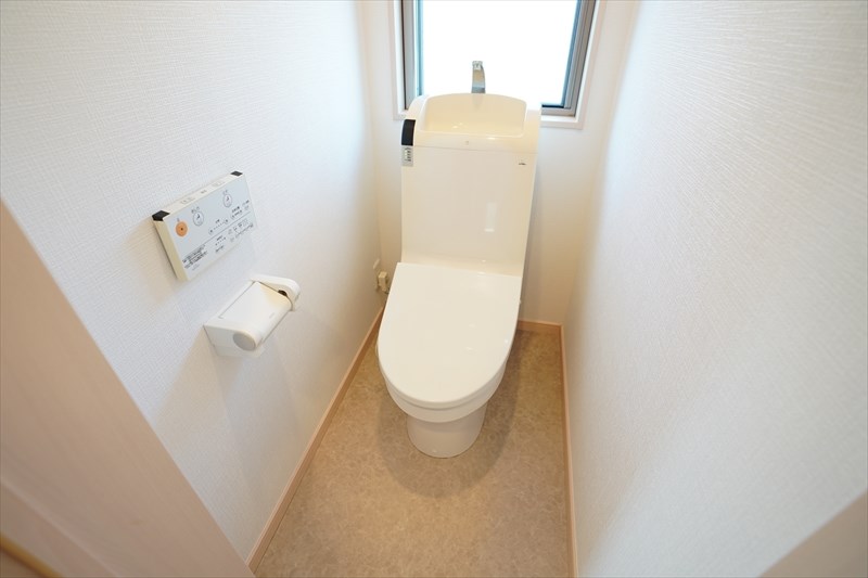 ハウゼ経堂 窓もあって通風良好！ウォシュレットも付いてます！