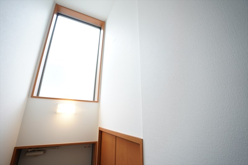 プレスト自由が丘 玄関口の吹抜けにもこんな採光窓があります