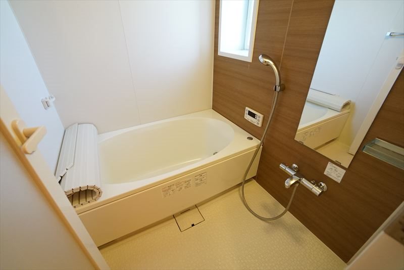 ガーデンテラス北沢 窓付きの大型バスルームでゆったりとお風呂に浸かってみませんか！