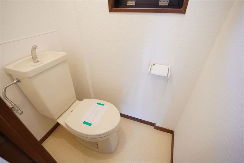 ヴィラコート用賀 清潔感のあるトイレルーム　風通しの良い窓あり