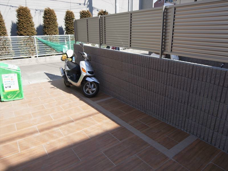 アベティーナ三軒茶屋 バイク置場・敷地内ごみ置き場