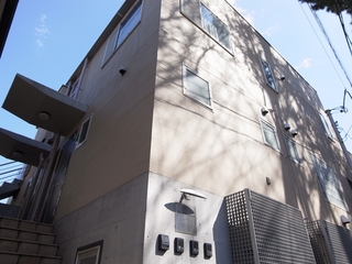 駒沢大学駅徒歩１０分、賃料１３．４万（管理費４，０００円）の閑静な住宅街に佇む１ＬＤＫデザイナーズメゾネットタイプのマンションの登場です。