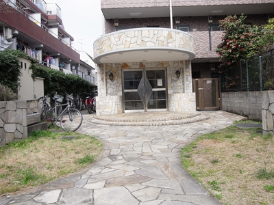 駒沢大学徒歩３分　１Ｋマンション　バイク置き場あり　専用庭付き！